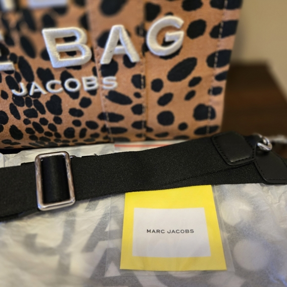 Marc Jacobs The Tote Medium Cheetah - Picture 9 of 14